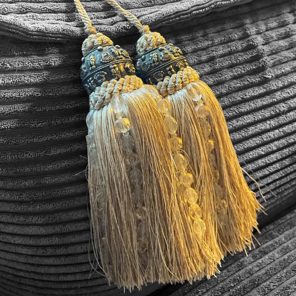 Z8- Elegant Gold Tassel Tiebacks